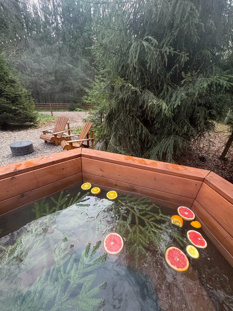 А это — главная причина бронировать отдых прямо сейчас! Представьте этот контраст: на улице свежо, а вы сидите в горячей, парящей воде, вдыхаете хвойно-цитрусовый пар и смотрите на лес!