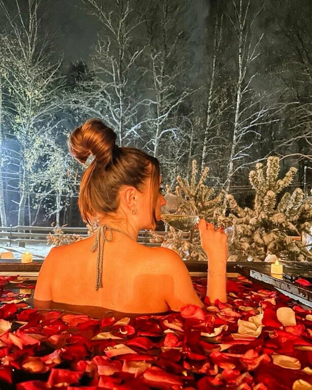 Вечер, который вы заслужили. Лепестки роз, бокал любимого напитка и морозный воздух — контраст, который дарит невероятные эмоции.