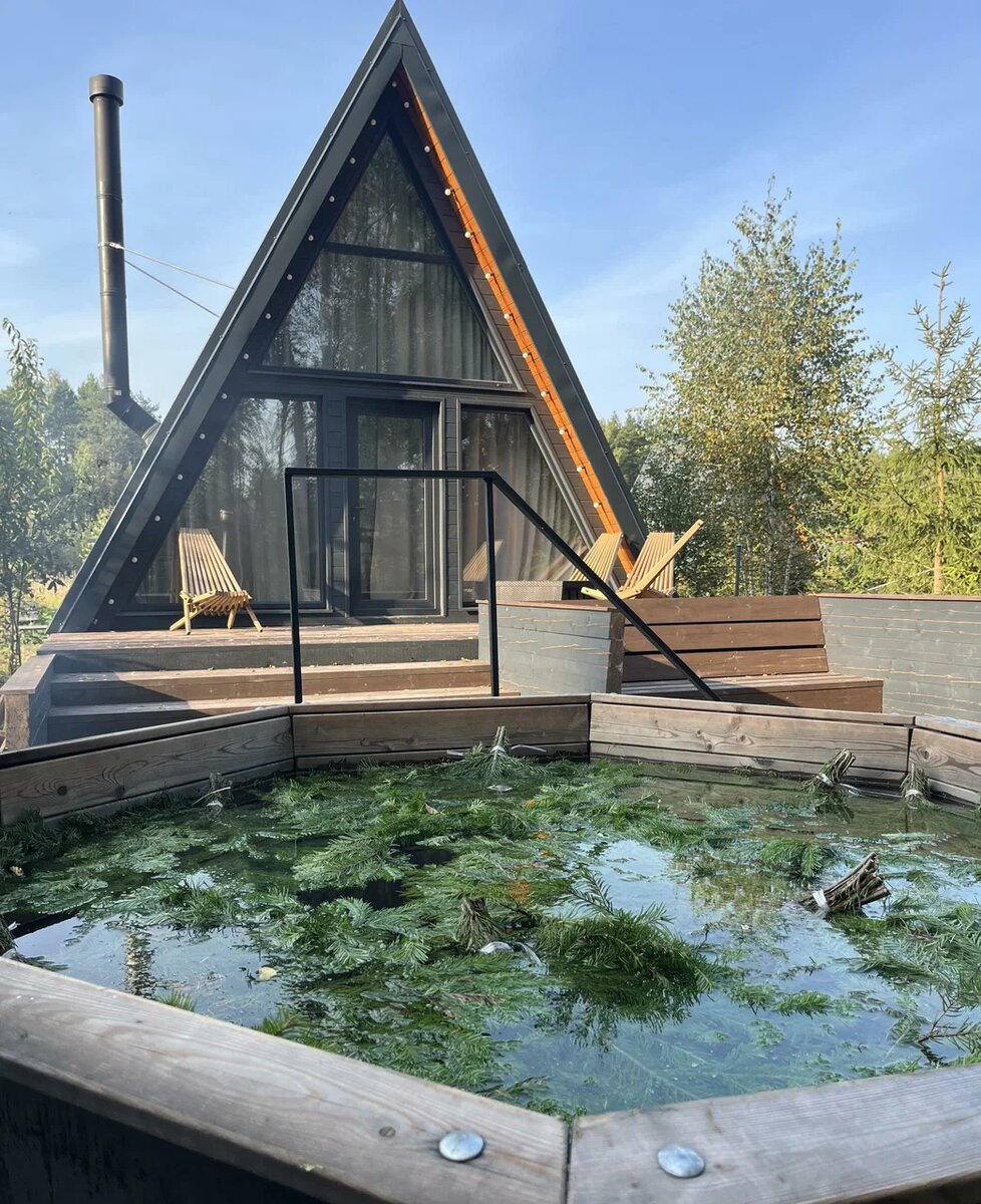 Вы выходите на террасу своего домика и погружаетесь в горячую купель, наполненную ароматным еловым лапником. Воздух пропитан хвоей, впереди — целый день тишины, а за спиной — уютный дом с панорамным видом.