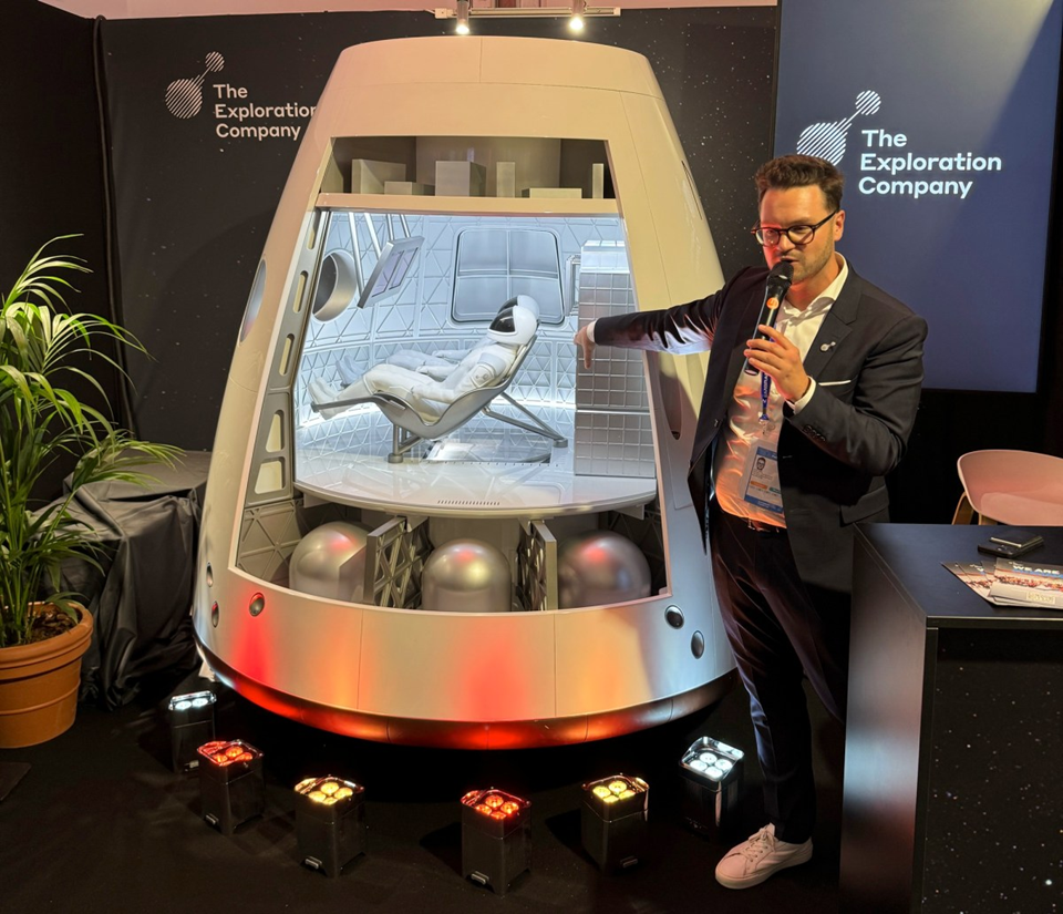 Виктор Майер презентует пилотируемую версию корабля Nyx. Фото: TEC