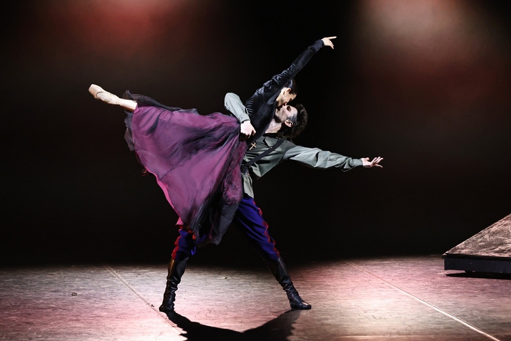    Праздничные сцены и идиллические танцы в этом балете прерывает война. / Пресс-служба Ростовского музыкального театра