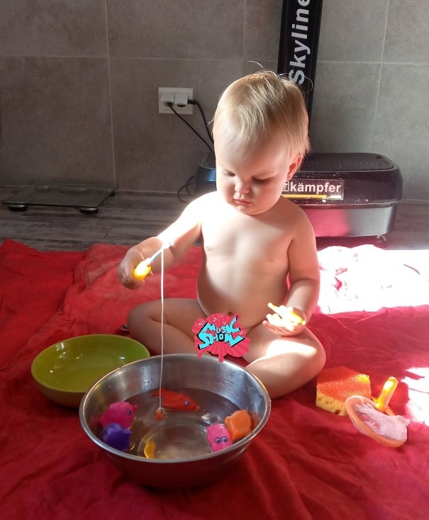 Боря ловит рыбку