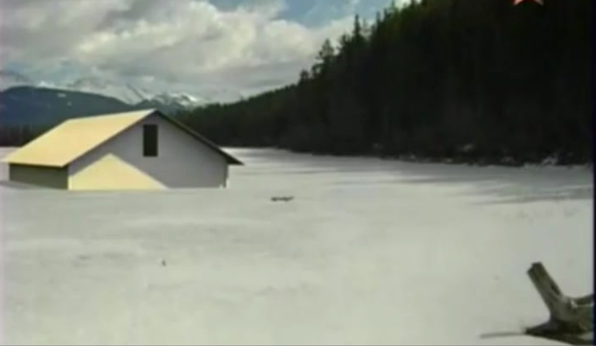 Модель "Аввакума", замаскированная под сарай на льду. Фотомонтаж.