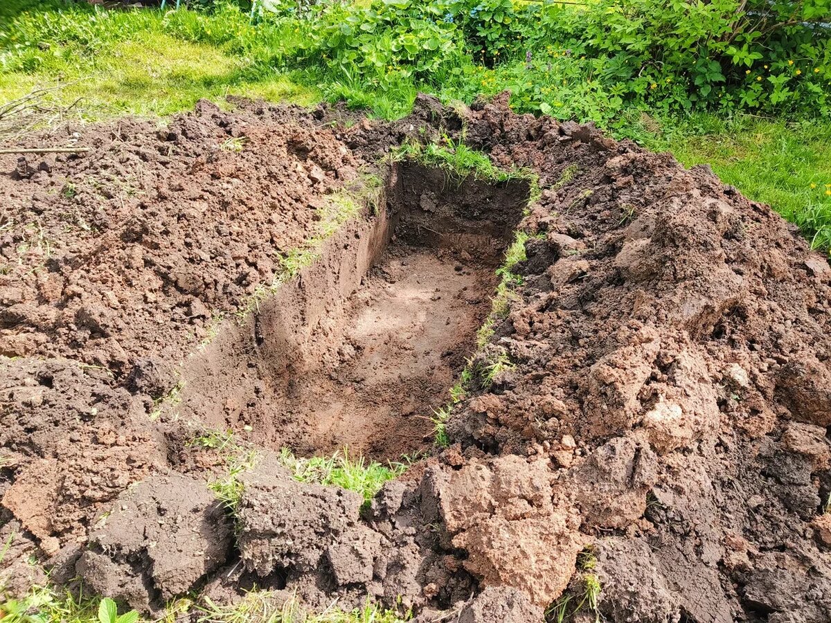 Нет, это не могилка. Это - будущая грядка. Фото Светы Давыдовой