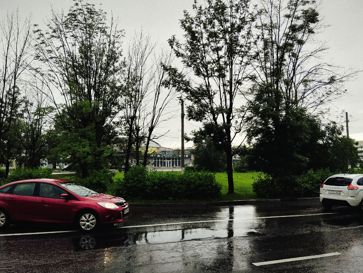 Вдали - вывеска: «Kolesa Tut"