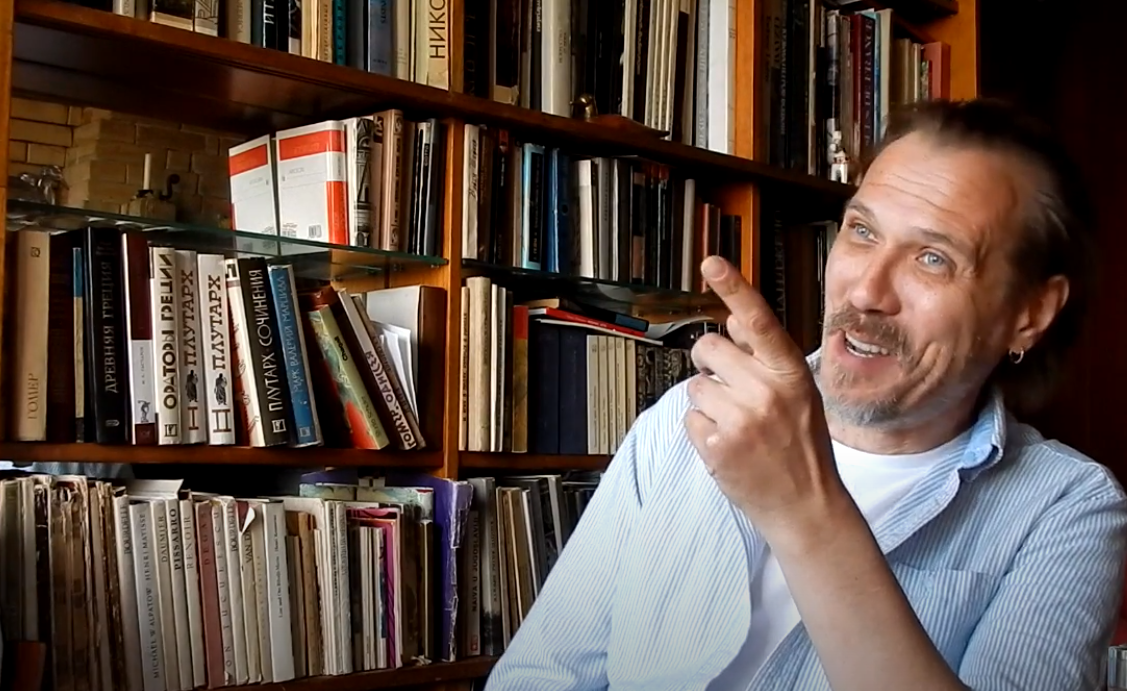 Евгений Скуковский, клавишник группы ПРОМЫШЛЕННАЯ АРХИТЕКТУРА (1988—1989). Скриншот видеозаписи интервью ютуб-канала "Еноты в поисках упавшей звезды"