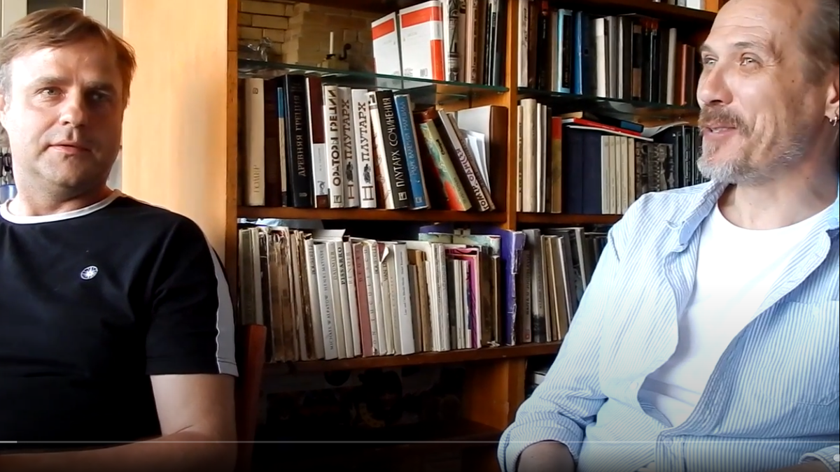 Алексей "Экзич" Слёзов, Евгений Скуковский (гр. ПРОМЫШЛЕННАЯ АРХИТЕКТУРА). Скриншот видеозаписи ютуб-канала "Еноты в поисках упавшей звезды"