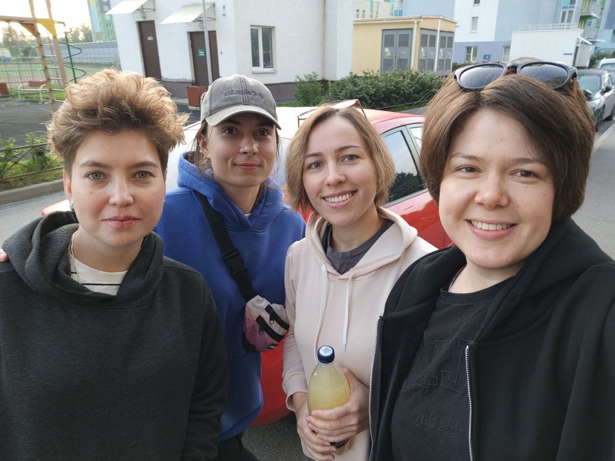 Во дворе дома перед отъездом