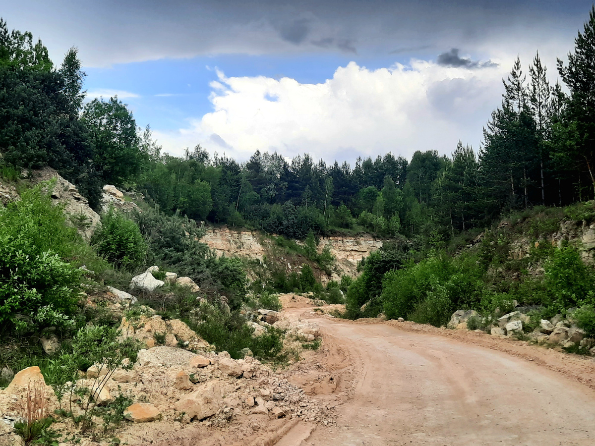 Заезд в карьер со стороны производства. Фото автора.