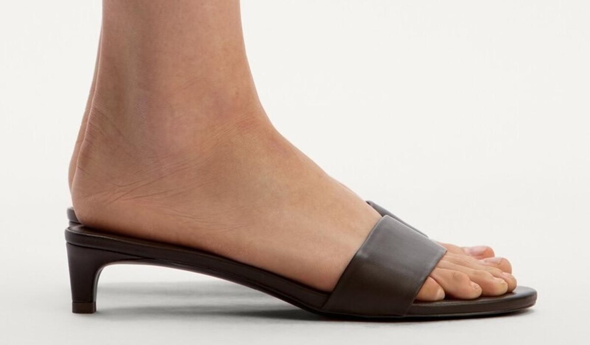     От вьетнамок до сабо: топ-3 босоножек, которые нужно носить летом 2025
