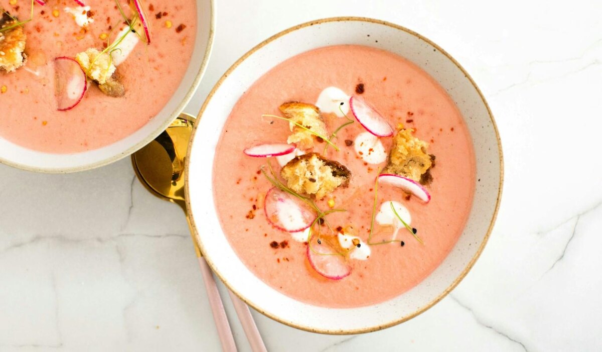     Не только окрошка: 4 рецепта холодных супов, которые освежат жарким летом