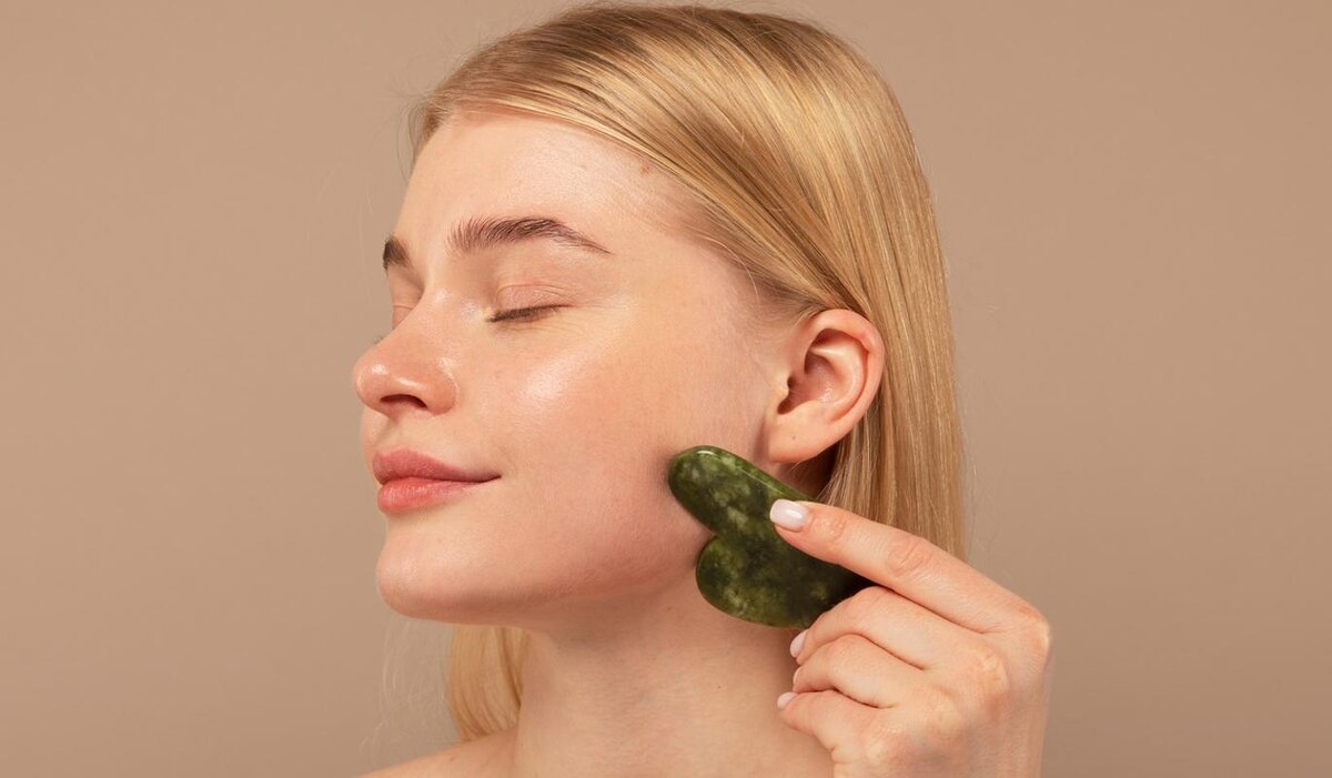     Успеть за пять минут: как гуаша поможет улучшить кожу