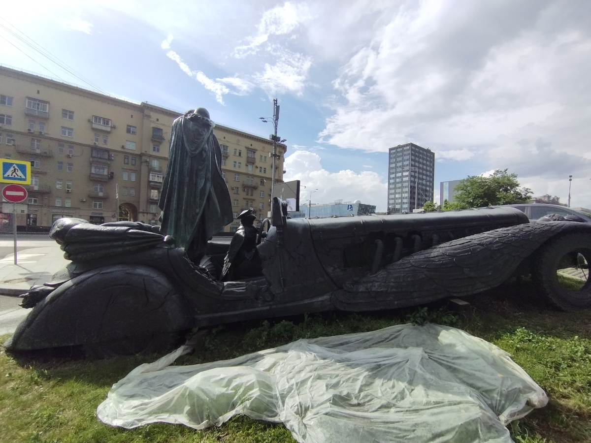 Фрагмент памятника Михаилу Афанасьевичу Булгакову на Патриарших прудах запрещенного в 2003 году (ФОТО АВТОРА)