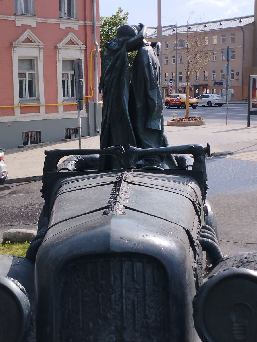 Фрагмент памятника Михаилу Афанасьевичу Булгакову на Патриарших прудах запрещенного в 2003 году (ФОТО АВТОРА)