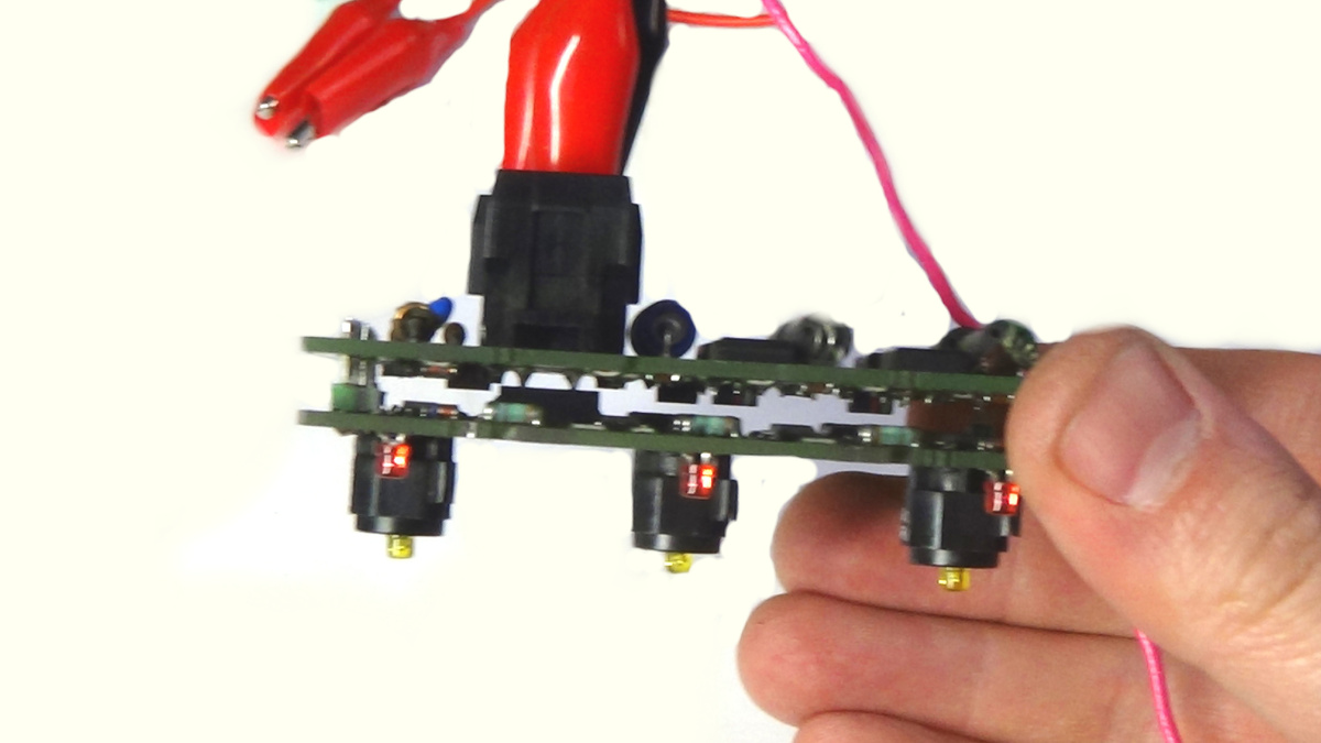 Платы модуля блокировок соединены бутербродом