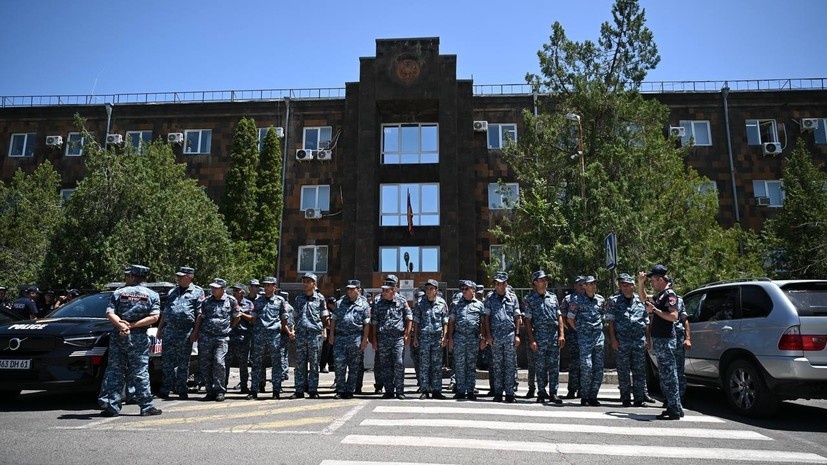     Полицейские в оцеплении возле здания суда в Ереване РИА Новости