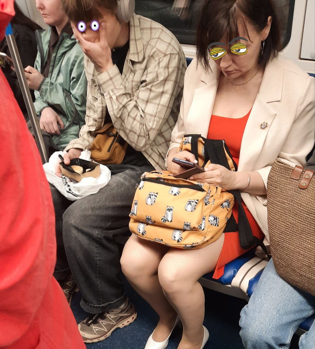 Много раз ездил в метро, но так чтобы ложками ели в вагоне - такое вижу впервые