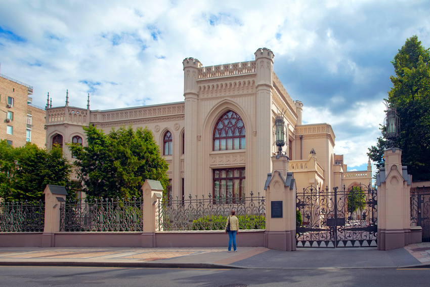 Когда-то этот особняк на Спиридоновке тоже был семейным гнездом. Он принадлежал Зинаиде Морозовой. Это был подарок от мужа - промышленника Саввы Морозова.

