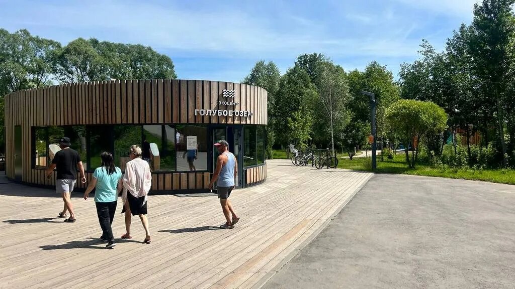 На Голубых озерах появились эковорота со своей инфраструктурой. Фото: Урбан Медиа