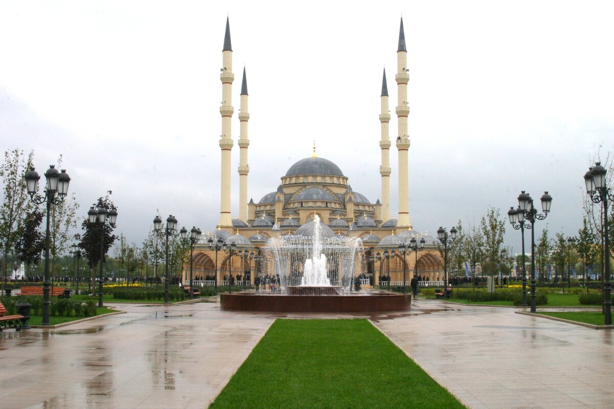https://ru.wikipedia.org/wiki/Сердце_Чечни#/media/Файл:Achmat-Kadyrow-Mosche,_Grosny_2008.jpg