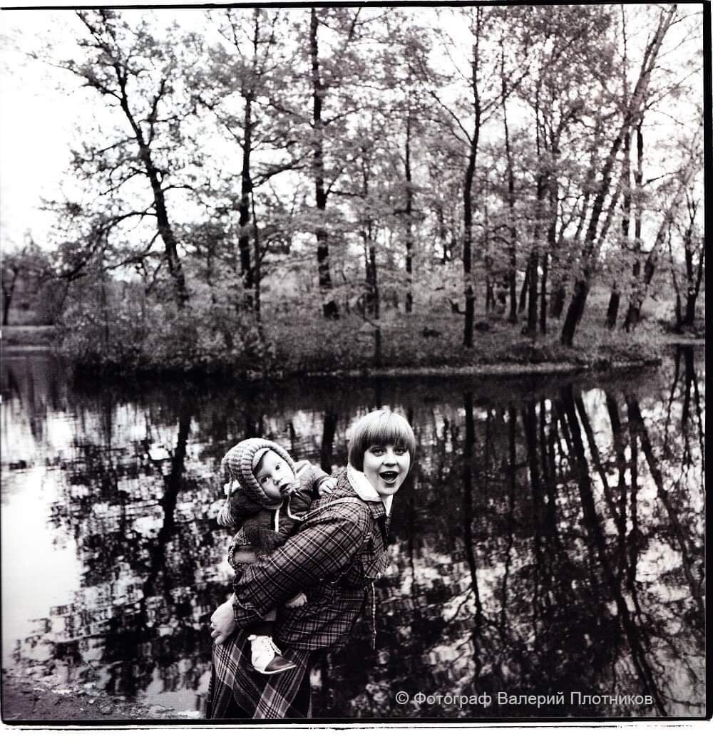 С сыном Дмитрием. Фото Валерия Плотникова. 1982 г.