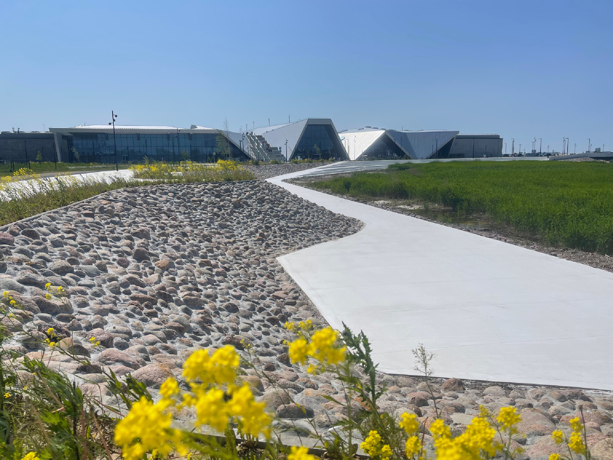 Вокруг музея велодорожки и тротуары 