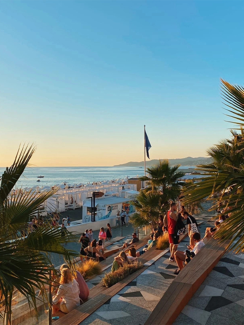 https://experience.tripster.ru/articles/luchshie-plyazhi-sochi/