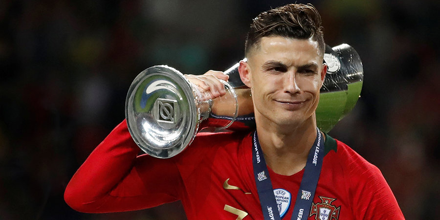 Криштиану с кубком УЕФА