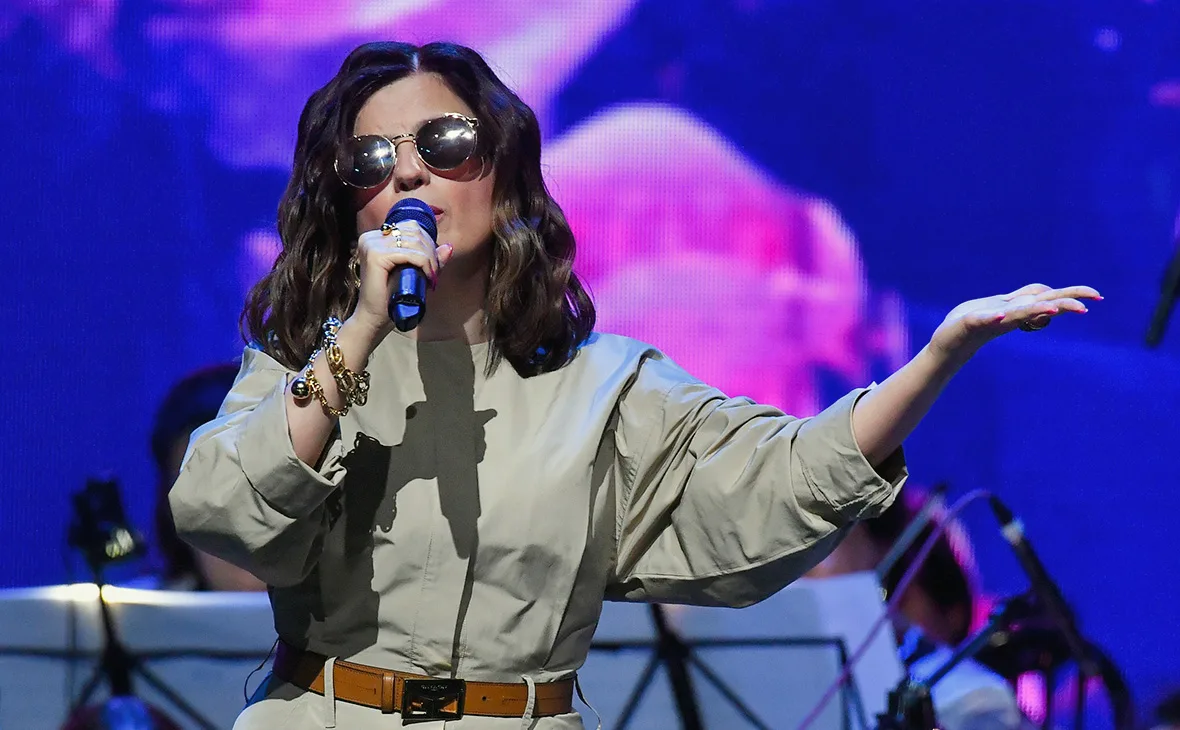 Первый успех пришёл в 2000 году — песня «Ты здесь» 