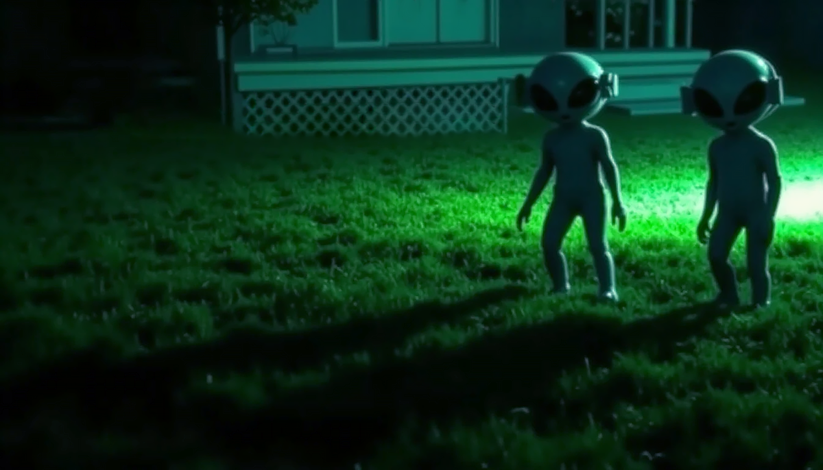 Ночные визитёры вновь оказались во дворе.