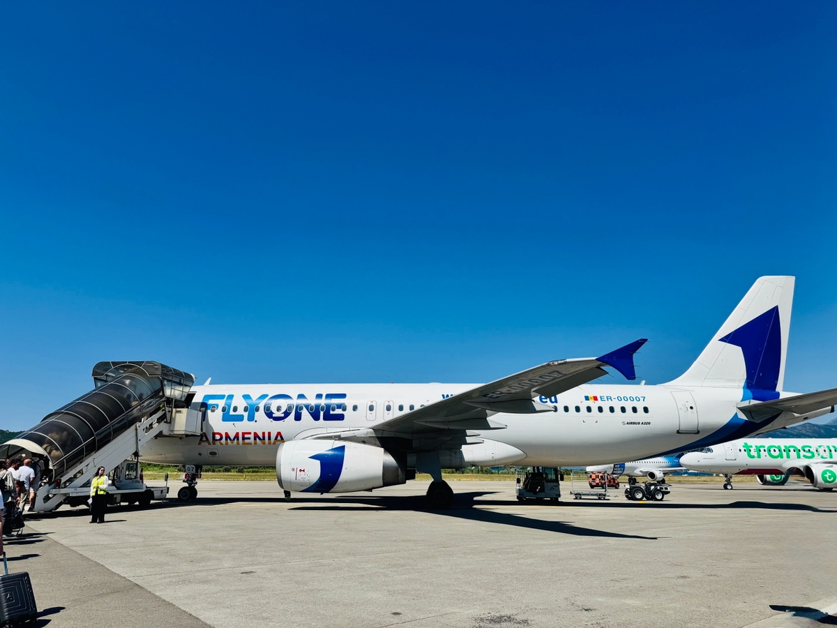 Самолет авиакомпании FlyOne