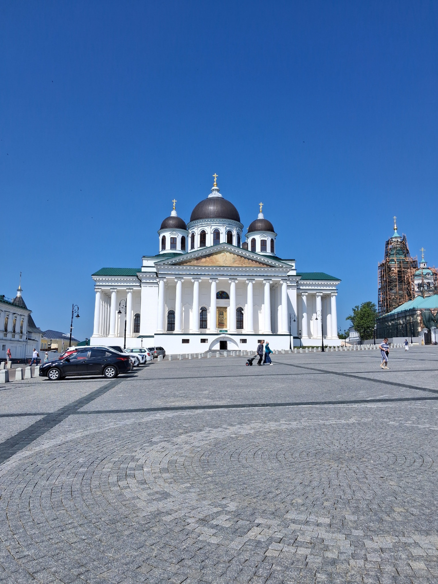Храмовый комплекс на Соборной площади г. Арзамаса Нижегородской области. В центре - кафедральный собор в честь Воскресения Христова, слева - Николаевский женский монастырь, справа - церковь иконы Божией Матери «Живоносный Источник». Фото автора. 