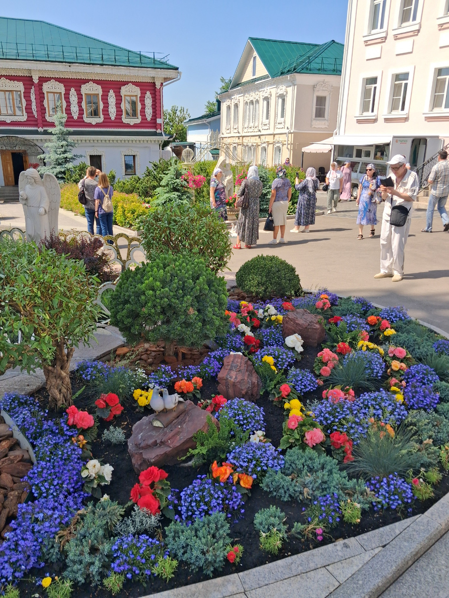 Туристы в Николаевском женском монастыре. Фото автора.