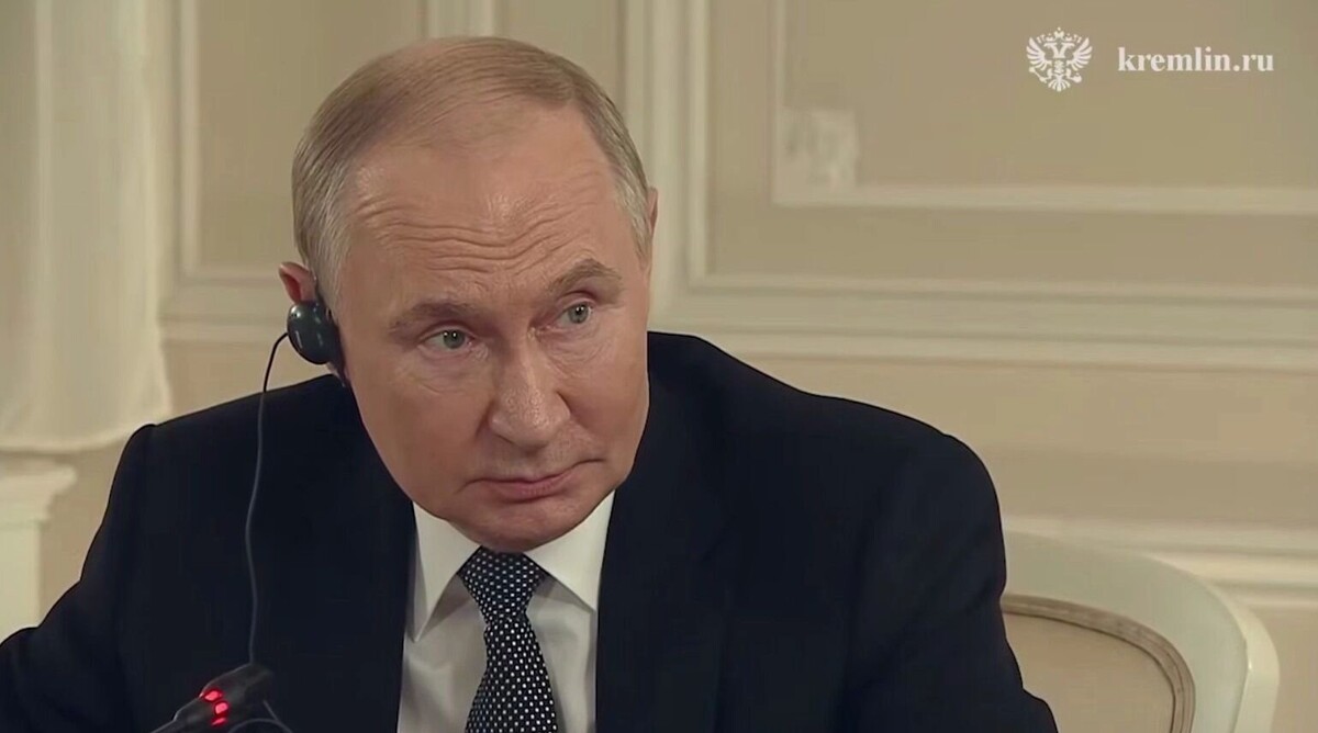 По словам Путина, РФ договорилась с Израилем, что российских специалистов, которые строят АЭС в Иране, обстреливать не будут, их безопасность будет обеспечена. Источник: Kremlin.ru