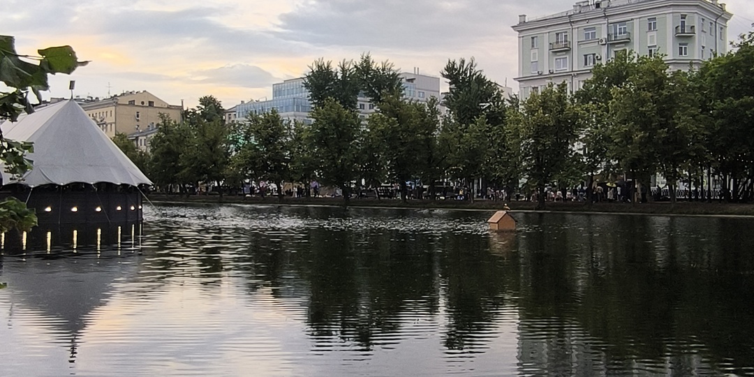 На Чистых прудах.
