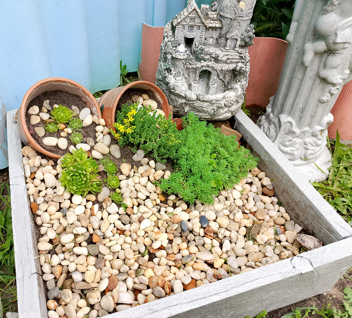 Готова моя декоративная клумба своими руками. Фото автора канала Татьяна Время Вязать. Вязание и жизнь в деревне.