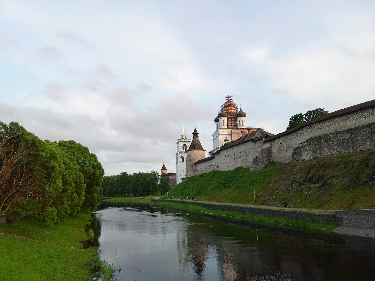 Троицкий собор возвышается над стенами и башнями Крома