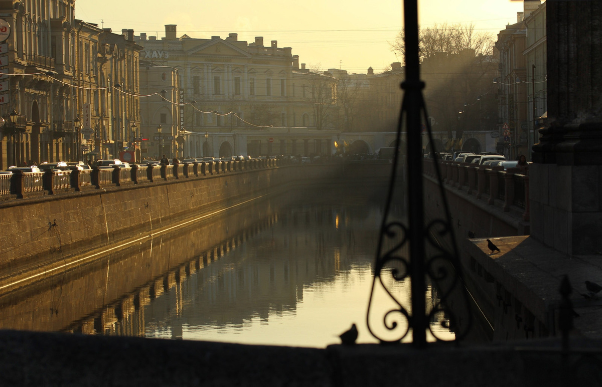 Это не просто светлое небо. Это персиковый закат, перетекающий в рассвет, золото фонарей в темной воде каналов и то самое затишье перед чудом. Атмосфера белых ночей в трех кадрах.
