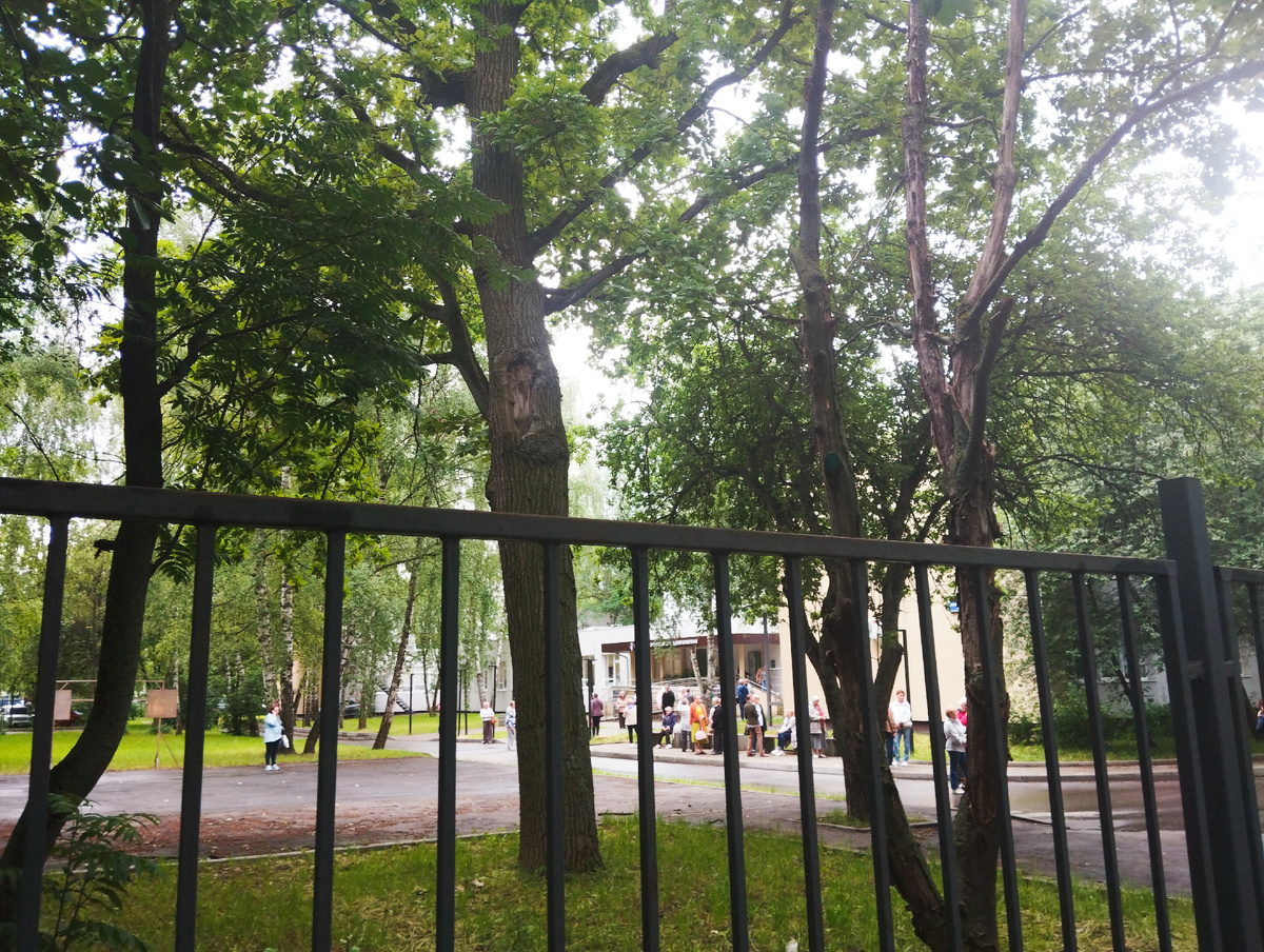 Центр Московского Долголетия района Лианозово. Народ собирается на экскурсию. ЗДЕСЬ и далее фото автора и(или) из личного архива автора, если не указано иначе.