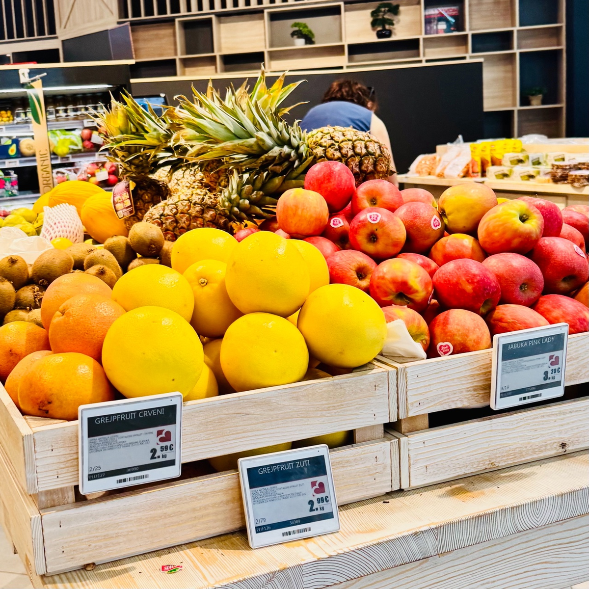 🍊Апельсины по 260 рублей за килограмм, 🍋лимоны - 300 рублей, 🍎красные яблоки 330 рублей. В России немного немного подешевле будет