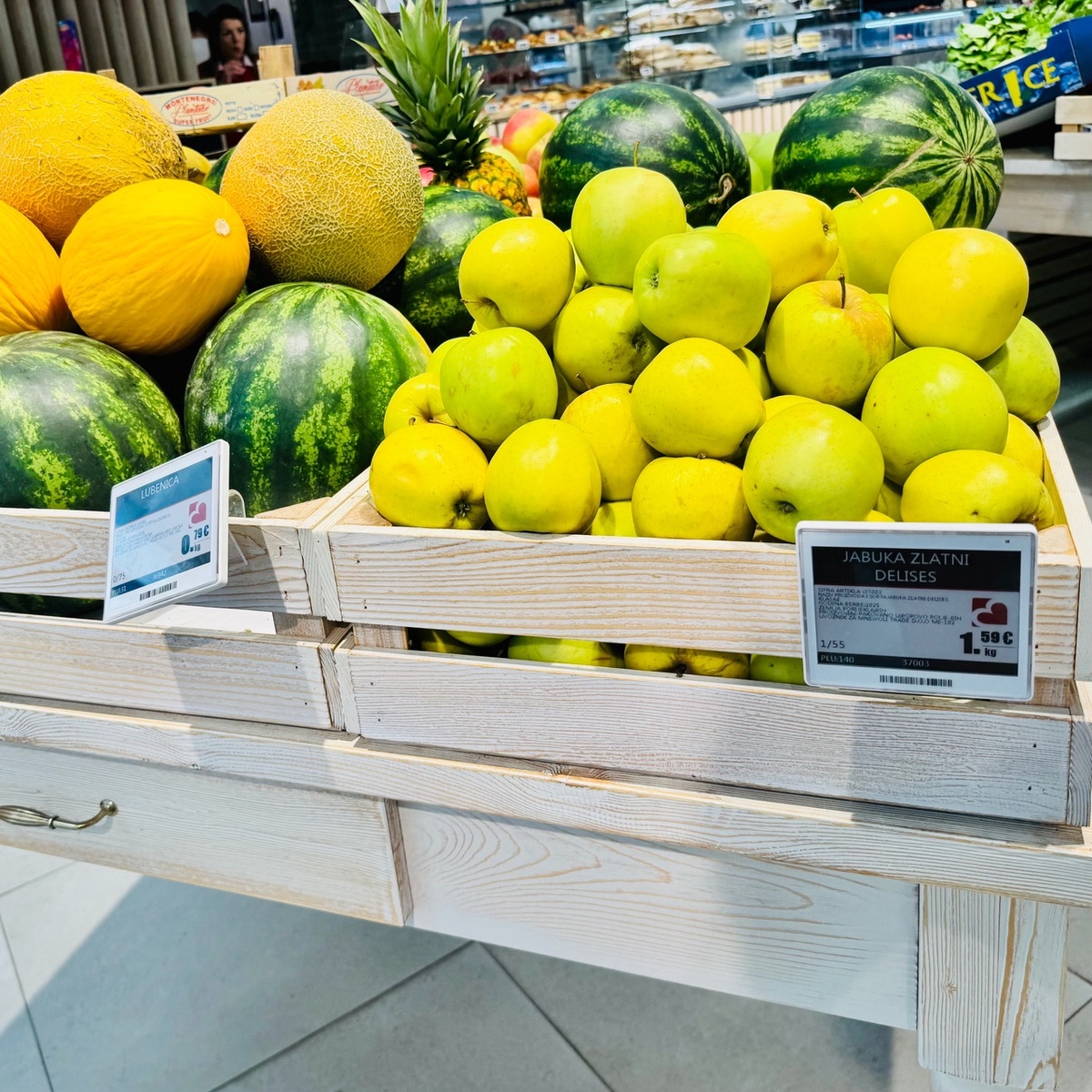 🍏Зеленые яблоки дешевле красных - всего 160 рублей/кг. 🍉Арбуз в июне - 80 рублей. Может, к концу лета подешевеет, как это бывает у нас?! 🤷‍♀️