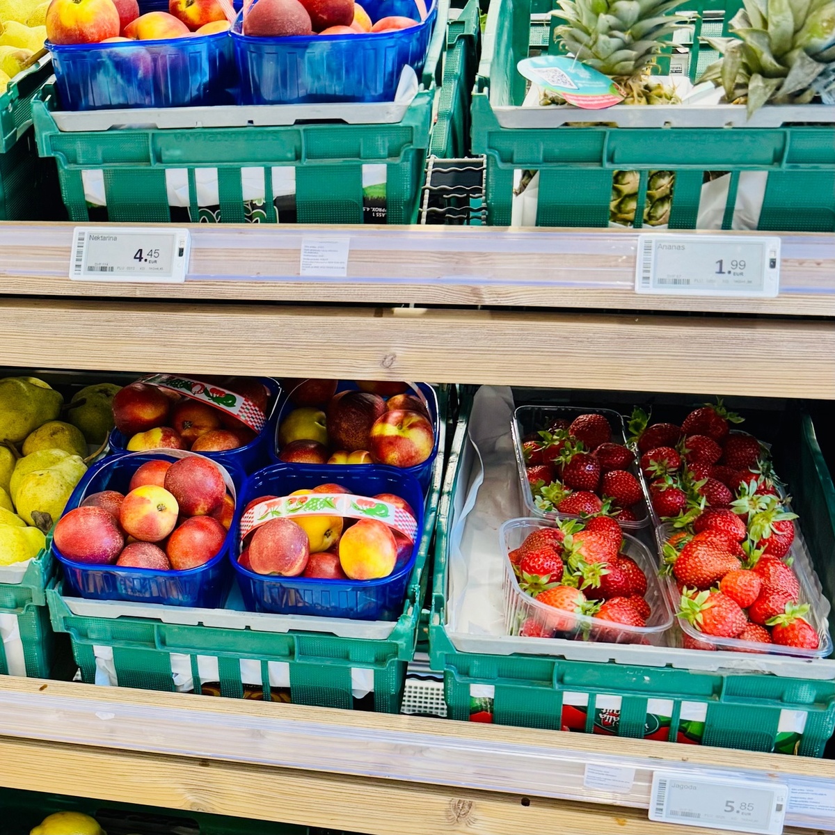 🍓Клубника - 585 рублей за 1 кг - это как, дорого или нет? Я в России как-то клубнику не покупаю, даже не знаю цен на нее. 🍑Нектарины - 445 рублей/кг. Нектарины брали, не понравились - жесткие и кисловатые, как будто недоспелые. И в целом, мне кажется, цены на фрукты у нас все же чуть дешевле