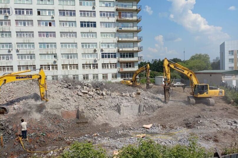     Подготовка участка на территории ГКБ №40. Фото: t.me/DVPasler