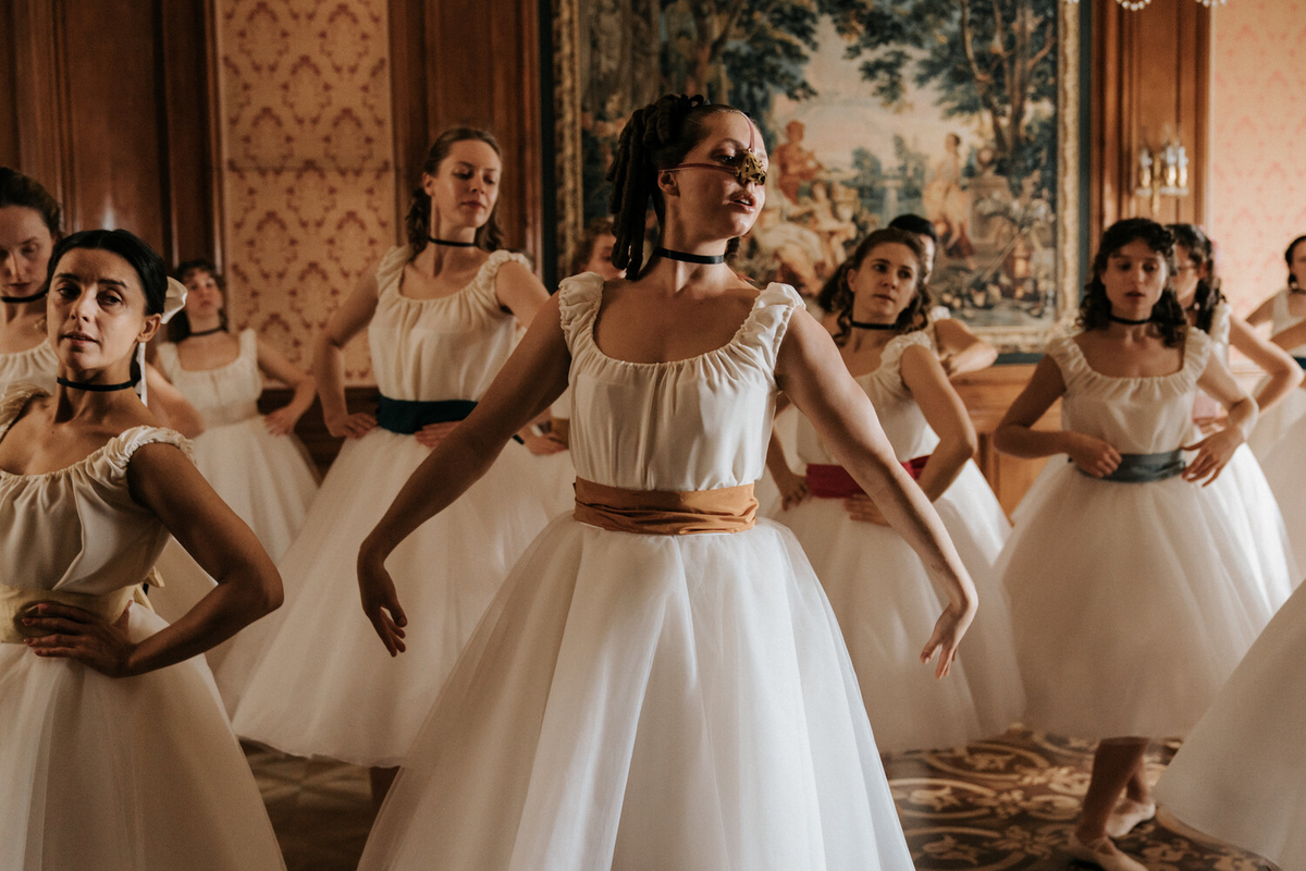 🎬 «Кровь, брекеты и розовые грёзы» Почему новая «Золушка» — это боди-хоррор, который нам был нужен