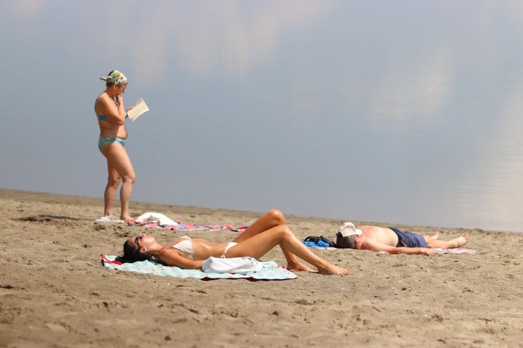     Пляж на АБ. Речка. Люди купаются.Сергей Кулыгин "БР"