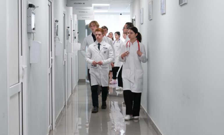 Как не заплутать в коридорах приемной кампании в медвузы? Фото из паблика ПМГМУ имени Сеченова ВКонтакте