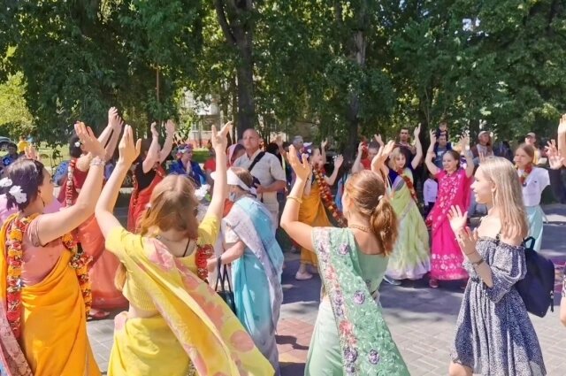    Участники поют и танцуют. Фото: личный архив/ Евгений Русаков