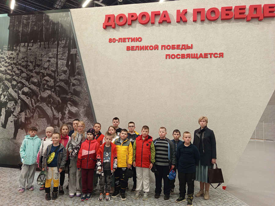     Воспитанники оздоровительного лагеря "Неман" посетили выставку "Дорога к Победе"