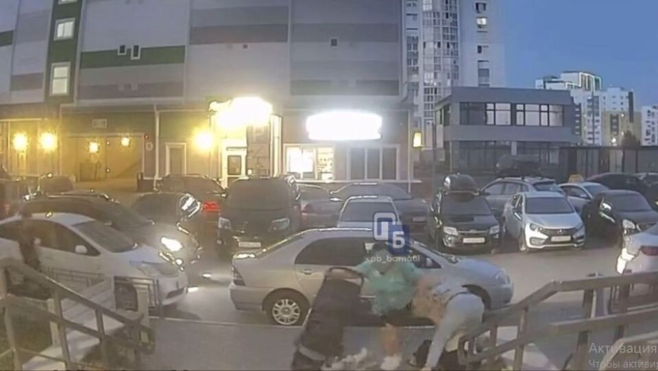    Нападение на мать с ребенком в Барнауле. Источник: "Подслушано Барнаул"