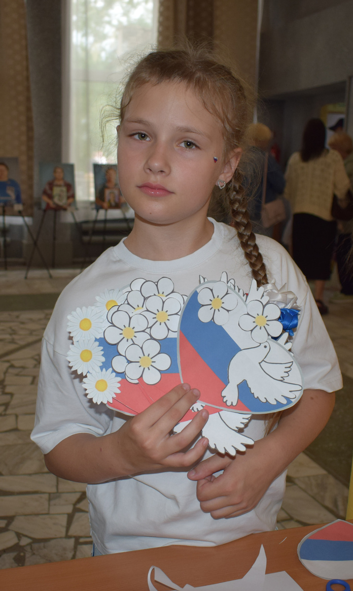 1.	Изготовить красивые открытки ко Дню России своими руками можно было на площадке Центральной библиотеки Саянского района. На фото – Екатерина Кузнецова.